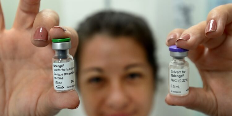 A vacina contra a dengue está disponível em todos os centros de saúde de Campinas. Foto: Carlos Bassan/PMC