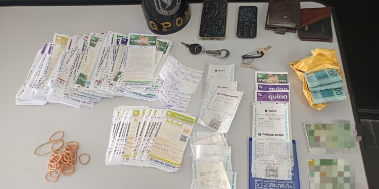 A Guarda Municipal de Campinas encontrou no carro diversos volantes de loterias. Foto: GM/Divulgaçãol