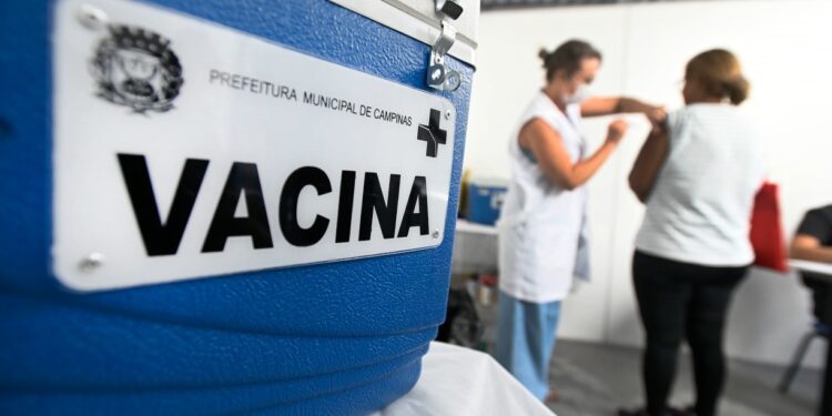 A vacina contra gripe está disponível em todos os centros de saúde, sem necessidade de agendamento. Foto: Rogério Capela/PMC