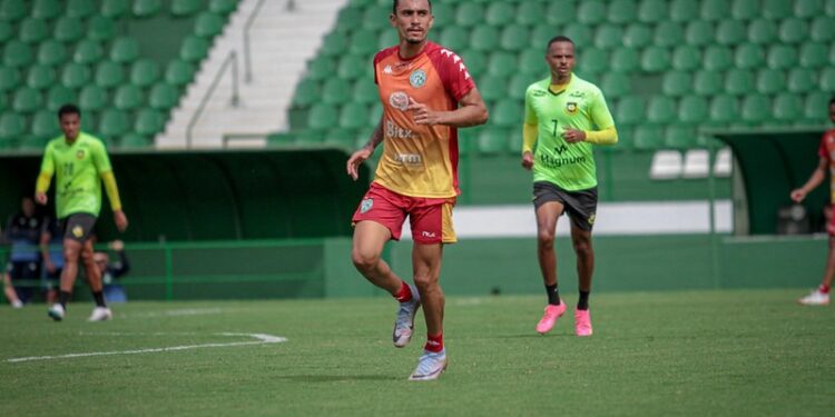 uan Dias é o favorito para desempenhar o papel de armação na equipe. Fotos: Raphael Silvestre/Guarani FC