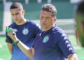 O técnico Claudinei Oliveira criticou arbitragem e tabela. Foto: Raphael Silvestre/Guarani FC