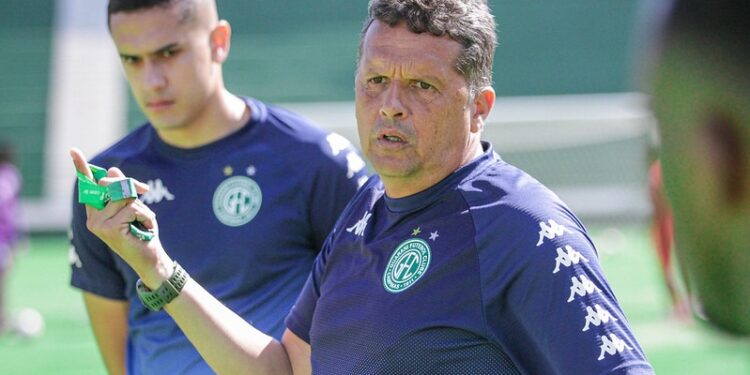 O técnico Claudinei Oliveira criticou arbitragem e tabela. Foto: Raphael Silvestre/Guarani FC