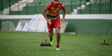 O zagueiro Léo Santos ficou fora da estreia e pode retornar ao time nesta sexta. Foto: Raphael Silvestre/GFC