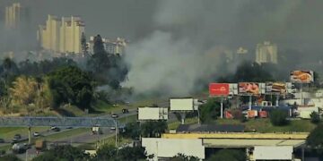 O tempo seco favorece queimadas como essa próxima à Rodovia Dom Pedro, em Campinas, na tarde desta sexta-feira. Foto: Rota das Bandeiras