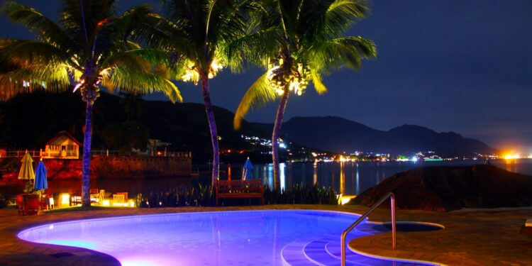 Uma das piscinas do hotel, localizada ao lado do píer. Fotos: Reginaldo Pupo/Divulgação