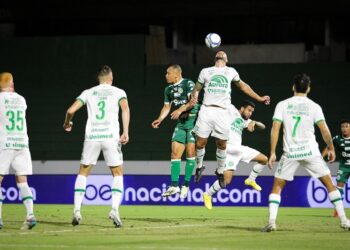 O atacante Caio Dantas é cercado por marcadores da Chapecoense, no Brinco: derrota por 1 a 0. Fotos: Raphael Silvestre/Guarani FC