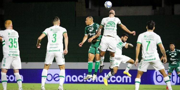 O atacante Caio Dantas é cercado por marcadores da Chapecoense, no Brinco: derrota por 1 a 0. Fotos: Raphael Silvestre/Guarani FC
