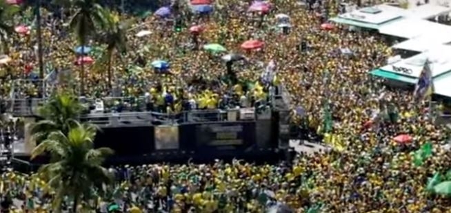 Ato de Bolsonaro no Rio atrai multidão com ataques a Moraes e ao STF