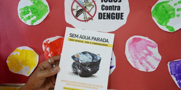 Informativo alerta sobre os perigos da dengue - Foto: Toninho Oliveira/PMC