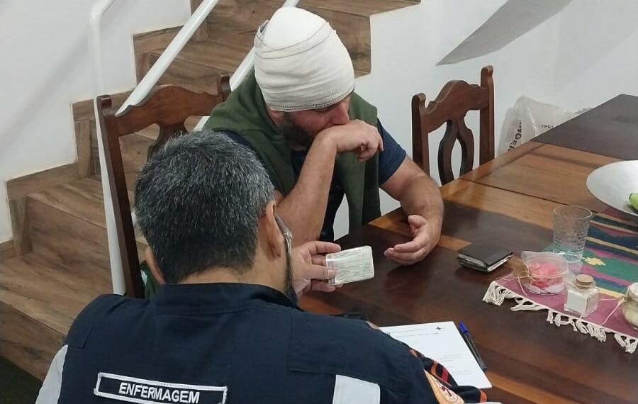 Agente do Samu atende o engenheiro florestal José Hamilton Aguirre Junior, de 47 anos, que foi brutalmente agredido - Fotos: Divulgação