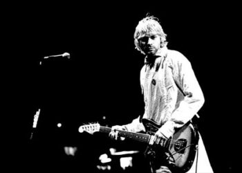 O astro Kurt Cobain, durante apresentação do Nirvana no Festival de Reading, em 1992: roupa de hospital em resposta aos tabloides. Foto: Reprodução