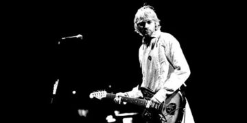 O astro Kurt Cobain, durante apresentação do Nirvana no Festival de Reading, em 1992: roupa de hospital em resposta aos tabloides. Foto: Reprodução