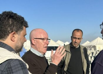 Coordenador humanitário no Território Palestino Ocupado, Jamie McGoldrick, reunindo-se com Representantes do Crescente Vermelho Palestino em Rafah. Foto: Ocha/ONU News