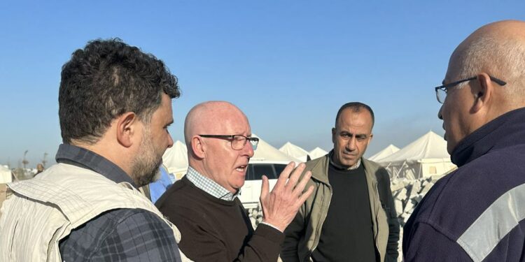 Coordenador humanitário no Território Palestino Ocupado, Jamie McGoldrick, reunindo-se com Representantes do Crescente Vermelho Palestino em Rafah. Foto: Ocha/ONU News