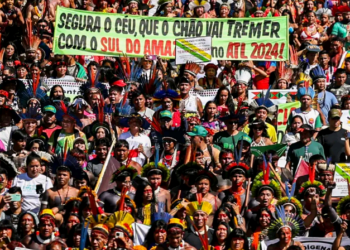 Milhares de indígenas e apoiadores participaram, na manhã desta terça-feira de uma caminhada pela área central de Brasília - Foto: Marcelo Camargo/Agência Brasil