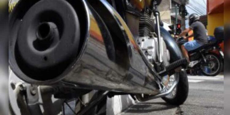 Segundo os agentes, diferentes irregularidades no escapamento das motocicletas são identificadas - Foto: Divulgação