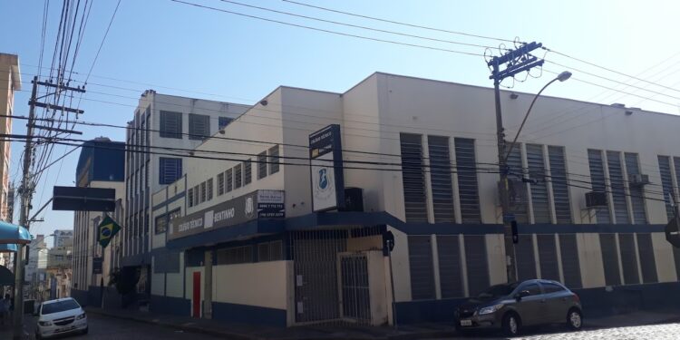 Alunos são esfaqueados dentro de escola durante confusão no Bento Quirino