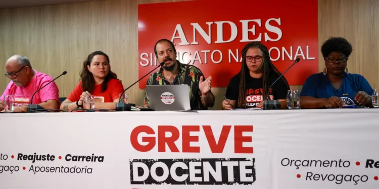 Universidades e institutos federais de ensino superior mantêm greve