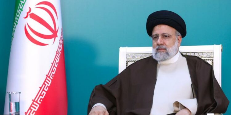 Milhares de iranianos prestam homenagem a presidente morto