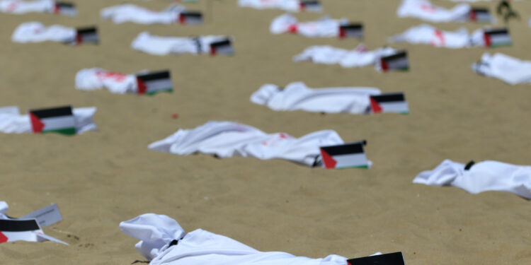 Protesto na Praia de Copacabana lembrou a morte de crianças palestinas durante as operações de guerra de Israel - Foto: Tânia Rêgo/Agência Brasil