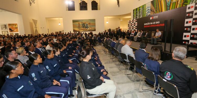 Governador sanciona lei que institui escolas cívico-militares em SP