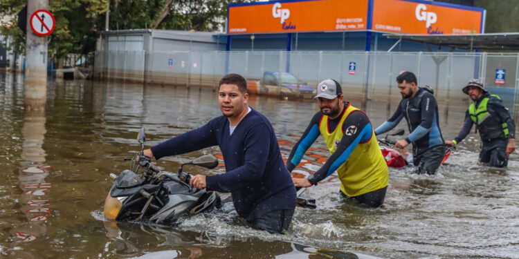 Voluntários mantêm resgates em áreas alagadas de Porto Alegre