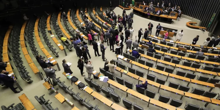 Câmara aprova projeto que pune ocupações de terras e prédios públicos