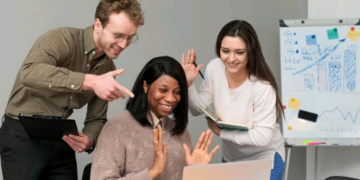 Desenvolvimento profissional na Era Digital: conectando competências e oportunidades – por Karine Camuci