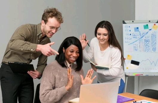 Desenvolvimento profissional na Era Digital: conectando competências e oportunidades – por Karine Camuci