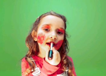 Uma menina, um batom e uma lição sobre relacionamento – por Cecília Lima