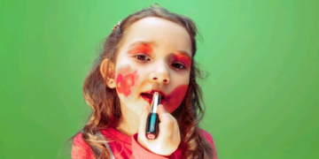 Uma menina, um batom e uma lição sobre relacionamento – por Cecília Lima