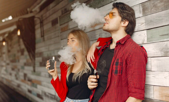 Táticas da indústria do tabaco viciam jovens por toda a vida, alerta OMS