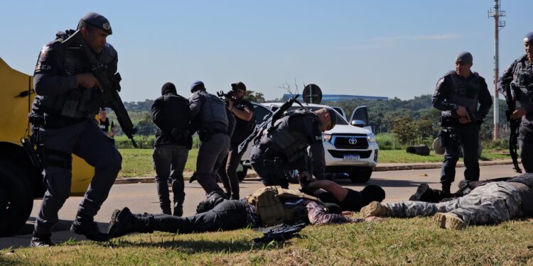 Forças de Segurança fazem treinamento de roubo a carros-fortes em Viracopos