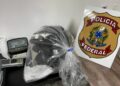 A droga estava na bagagem despachada da passageira de 26 anos. Foto: PF/Divulgação
