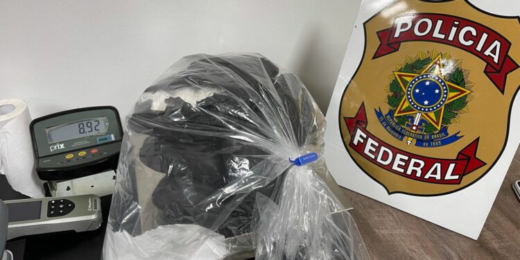 A droga estava na bagagem despachada da passageira de 26 anos. Foto: PF/Divulgação