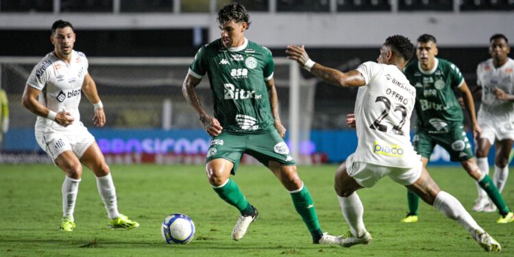 O volante bugrino Matheus Bueno tenta escapar da marcação. Fotos: Raphael Silvestre/Guarani FC