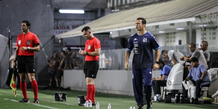 O técnico Júnior Rocha: “falo com toda certeza do mundo que vamos mudar esse quadro”. Fotos: Raphael Silvestre/Guarani FC