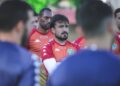 Heitor, que deve ser mantido como titular na lateral-direita, presta atenção às orientações do técnico Júnior Rocha – Foto: Raphael Silvestre/Guarani FC