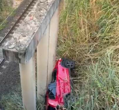 Mulher fica ferida após carro despencar de ponte em Jaguariúna