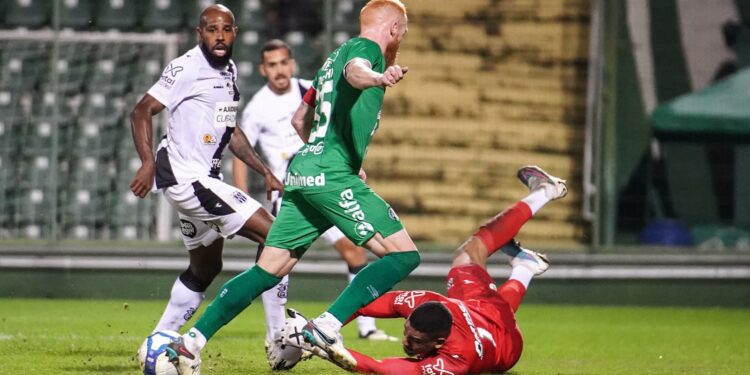 Ponte leva um ponto na bagagem, mas segue sem vencer em Chapecó