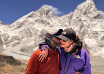O casal Carlos Santalena e Olivia Bonfim venceu o Everest e o monte Lhotse em menos de 24 horas. Fotos: Divulgação/Grade6