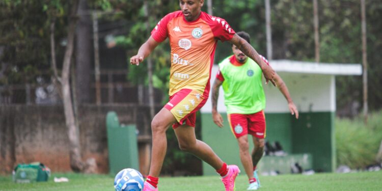 Bruno Oliveira e Lucas Adell reforçam as opções de Rocha para o jogo de terça