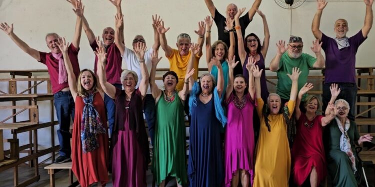 Espetáculo “Cuidando de Quem Cuida” usa música e dança para promover a inclusão