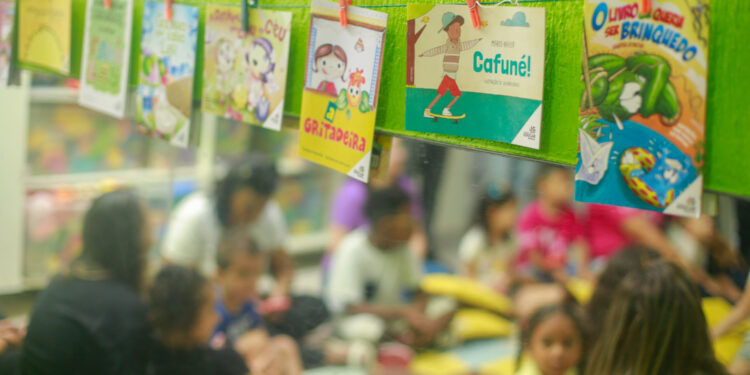 Os livros doados fazem parte do projeto "Leia Comigo!”, um programa de incentivo à leitura criado pela Fundação Educar . Foto: Divulgação