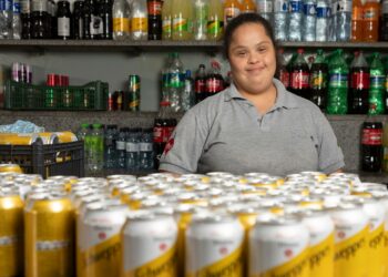 Programa da Coca-Cola FEMSA Brasil para contratar e capacitar PCDs prorroga inscrições