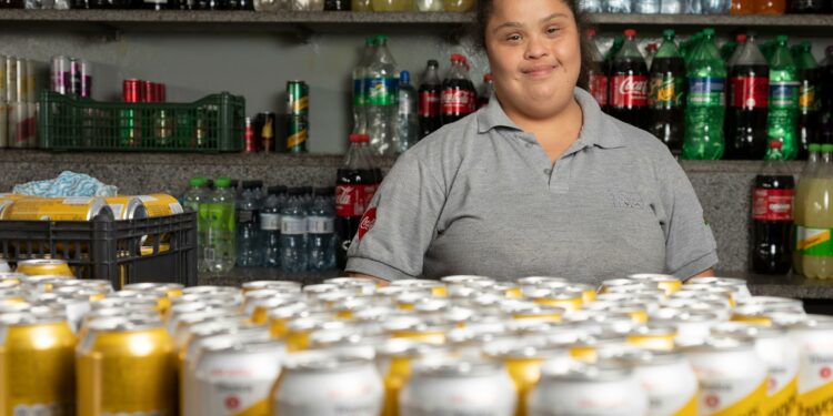 Programa da Coca-Cola FEMSA Brasil para contratar e capacitar PCDs prorroga inscrições