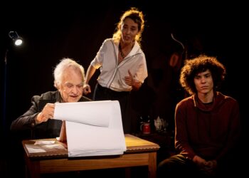 Aos 87 anos, Rogério Fróes encena espetáculo no Teatro Barracão