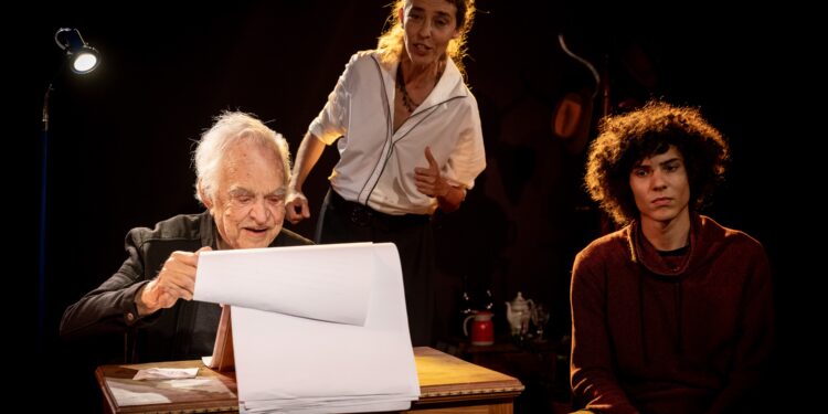 Aos 87 anos, Rogério Fróes encena espetáculo no Teatro Barracão