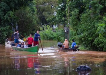 Resgate de famílias na Ilha dos Marinheiros, pela Defesa Civil de Porto Alegre. Foto: Giulian Serafim / PMPA