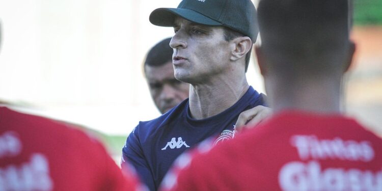 Júnior Rocha começou seu trabalho na quinta-feira: treinador acena por mudanças na equipe – Foto: Raphael Silvestre/Guarani FC